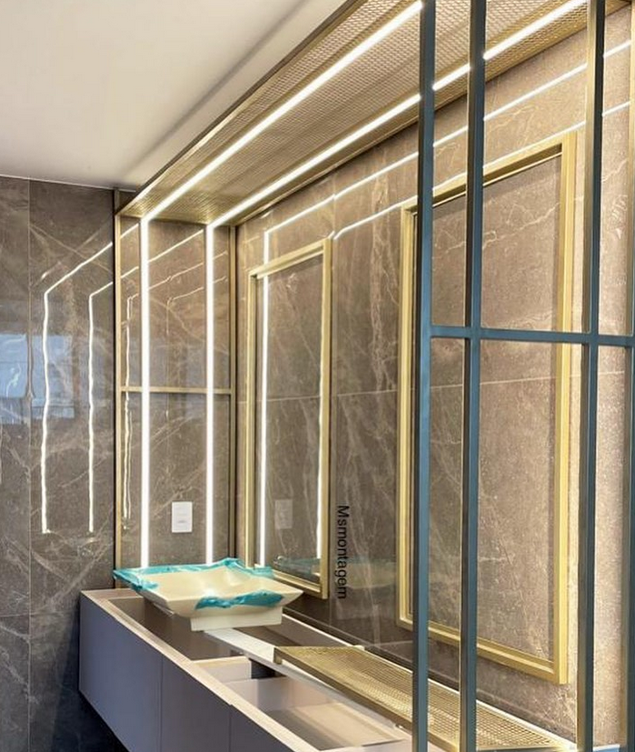 Painéis decorativos em aço dourado com iluminação LED