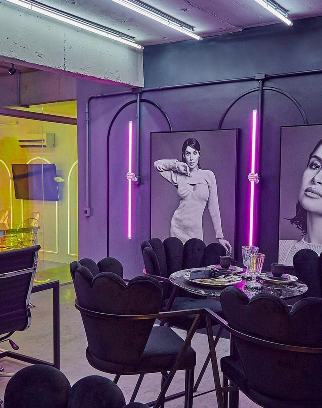 Estrutura metálica decorativa com iluminação neon
